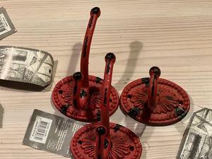 Hovedbilde R&oslash;d knagg i st&oslash;pejern