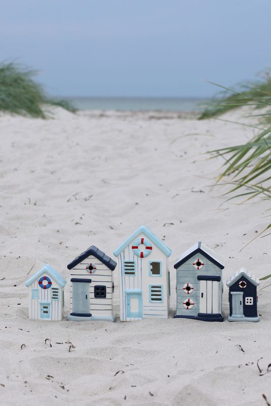 Strandhus til dekorasjon H15 cm himmel blå og hvit
