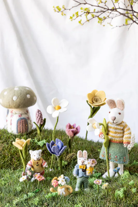 Vannkanne med blomster. Oker